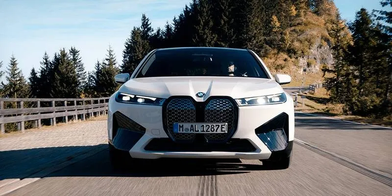 Công Nghệ Tiên Tiến Trong BMW iX