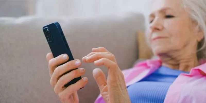 Có nên chọn điện thoại thông minh cho người lớn tuổi?